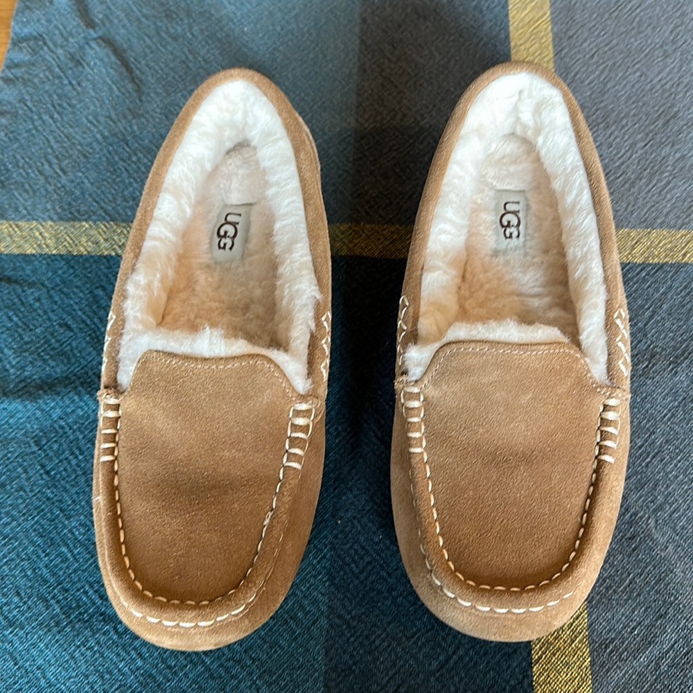 Ugg Ainsley slipper Like new!